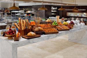 伊斯坦布尔伊斯坦布尔希什利万豪酒店 的包含多种不同食物的自助餐