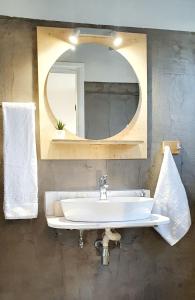 雅典Acropolis View Apartment in the Heart of Monastiraki的浴室设有白色水槽和镜子
