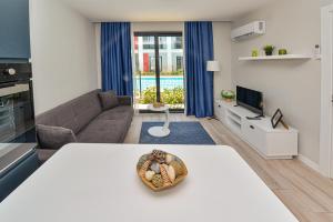 安塔利亚C Suites Antalia的客厅配有沙发和桌子