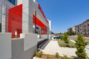 安塔利亚C Suites Antalia的街道上一座红墙建筑