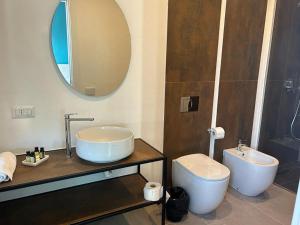 那不勒斯ATTICO33的一间带水槽、卫生间和镜子的浴室