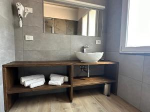 斯培西亚梅格利亚88酒店的浴室配有盥洗盆、镜子和毛巾