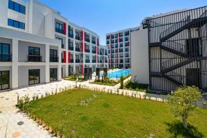 安塔利亚C Suites Antalia的公寓大楼设有带游泳池的庭院。