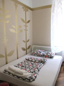 萨格勒布圣拓宾馆的一间卧室配有两张带枕头的床。