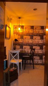 普拉森西亚林孔埃斯特雷马杜拉酒店的配有桌椅和木墙的房间