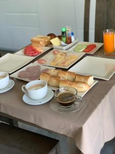 曾蒙海滩Idyllic Samui Beach Villa Resort的餐桌,盘子上放着食物和咖啡