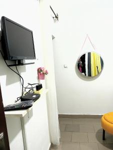 雅温得Studio meublé Yaoundé Ekounou的客房设有一张带电脑和镜子的书桌