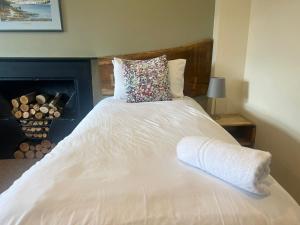 沙普New Ing Lodge的一张白色大床,上面有枕头