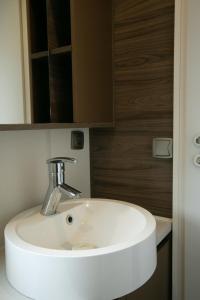 TorslandaFirst Camp Lilleby的浴室设有白色水槽和镜子