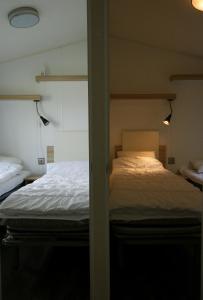 TorslandaFirst Camp Lilleby的卧室配有一张床