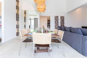 普利莫顿Miliša residence的一间配备有蓝色沙发及桌椅的用餐室