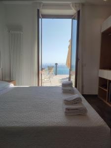 里奥马哲雷都耶洁美利酒店的一间卧室配有一张床,享有海景