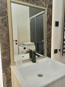 乌日霍罗德Apartment in Bozdosh estate的浴室设有白色水槽上的镜子