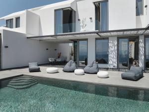波多河丽Olvos Luxury Villas Porto Heli的房屋前有游泳池的房子