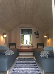 IdestrupStunning Romantic Cabin close to Baltic see的一间卧室设有两张床和窗户。