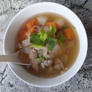 Ban Nong Rang ChangA&Bมิราเคิลเขาค้อ的汤碗里放着肉和蔬菜