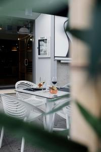 圣克鲁斯-德特内里费阿特兰蒂达圣克鲁兹酒店的餐桌上放着两杯葡萄酒