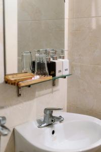 Thương Xà (2)Loop Homestay的浴室配有盥洗盆、镜子和盥洗盆