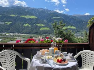 纳图尔诺Haus Käfersberg的一张带食物的桌子,享有山景