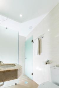 丰沙尔马德拉酒店的带淋浴、盥洗盆和卫生间的浴室