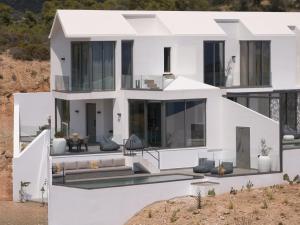 波多河丽Olvos Luxury Villas Porto Heli的沙漠中的白色房子