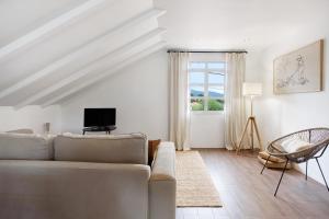桑塔纳Casa da Olides - Studio的带沙发和电视的白色客厅