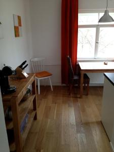 慕尼黑Schöne Wohnung Nahe Engl. Garten的厨房配有书桌、桌子和窗户。