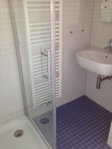 慕尼黑Schöne Wohnung Nahe Engl. Garten的带淋浴和盥洗盆的浴室