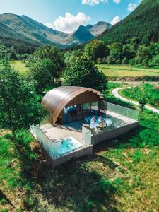 格伦科SeaBeds - Luxury Lookouts with Hot Tubs的山地凉亭的顶部景色