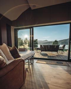 格伦科SeaBeds - Luxury Lookouts with Hot Tubs的带沙发和大窗户的客厅