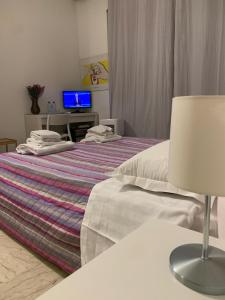 罗马罗马四季住宿加早餐酒店的一间卧室配有一张床和一台电视。
