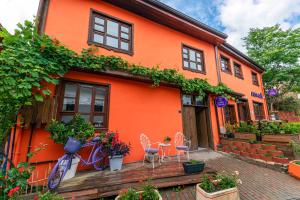 伯萨CASA MİSYA的一座橘色的房子,外面有一辆自行车停放