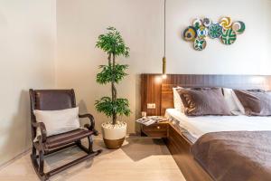 伯萨CASA MİSYA的一间卧室配有一张床、椅子和植物
