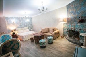 博尔若米Borjomi Classic Hotel的客厅配有床和沙发