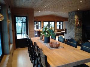 史特林Ny og moderne hytte i Stryn的用餐室配有长木桌子和椅子