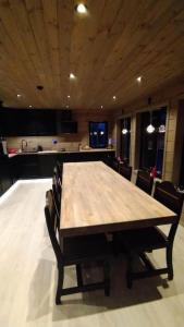史特林Ny og moderne hytte i Stryn的厨房里配有一张大木桌和椅子