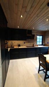 史特林Ny og moderne hytte i Stryn的厨房配有水槽和桌椅