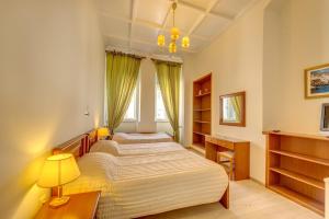 埃尔莫波利斯哈拉利思酒店的卧室设有两张床,带窗户