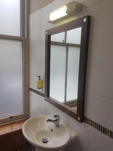 阿伯丁Aberdeen House的一间带水槽和镜子的浴室