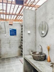 塔巴南PukuPods - Tent & Cabin的一间带石制水槽和镜子的浴室