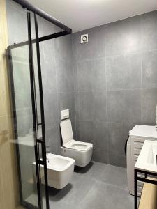 斯库台3H apartment ,Vienna Residence的一间带卫生间和水槽的浴室