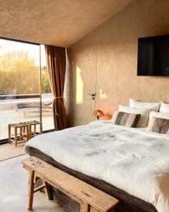 代因泽拉卡希纳农舍住宿加早餐旅馆的一间卧室设有一张大床和一个大窗户