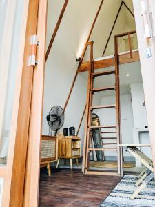 塔巴南PukuPods - Tent & Cabin的客房配有高架床和书桌。