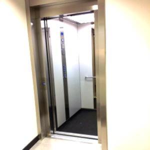 普洛耶什蒂Mercur Studio Ploiesti的走廊上设有玻璃门,通往电梯