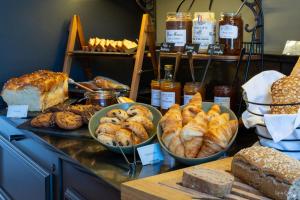拉罗谢尔Le Champlain的面包店,柜台上摆放着各种面包和糕点
