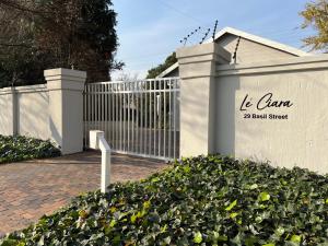 约翰内斯堡Le'Ciara Luxury Guest House的白色的围栏,上面有读到桃花氏街的标志