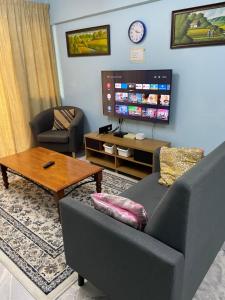 Kampong Baharu Sungai Way苏邦维尔伊赫桑公寓的带沙发和电视的客厅