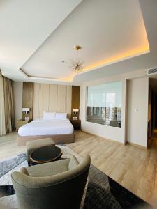 芽庄Panorama Apartment Sunset Nha Trang City的酒店客房,配有一张床和两把椅子