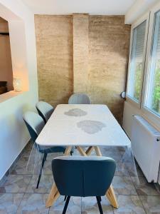 Velika RemetaCasa Bella Fruška Gora的一间配备有白色桌椅的用餐室