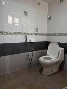 瓦尔卡拉SAND BEACH HOUSE VARKALA的浴室配有淋浴和卫生间的浴室